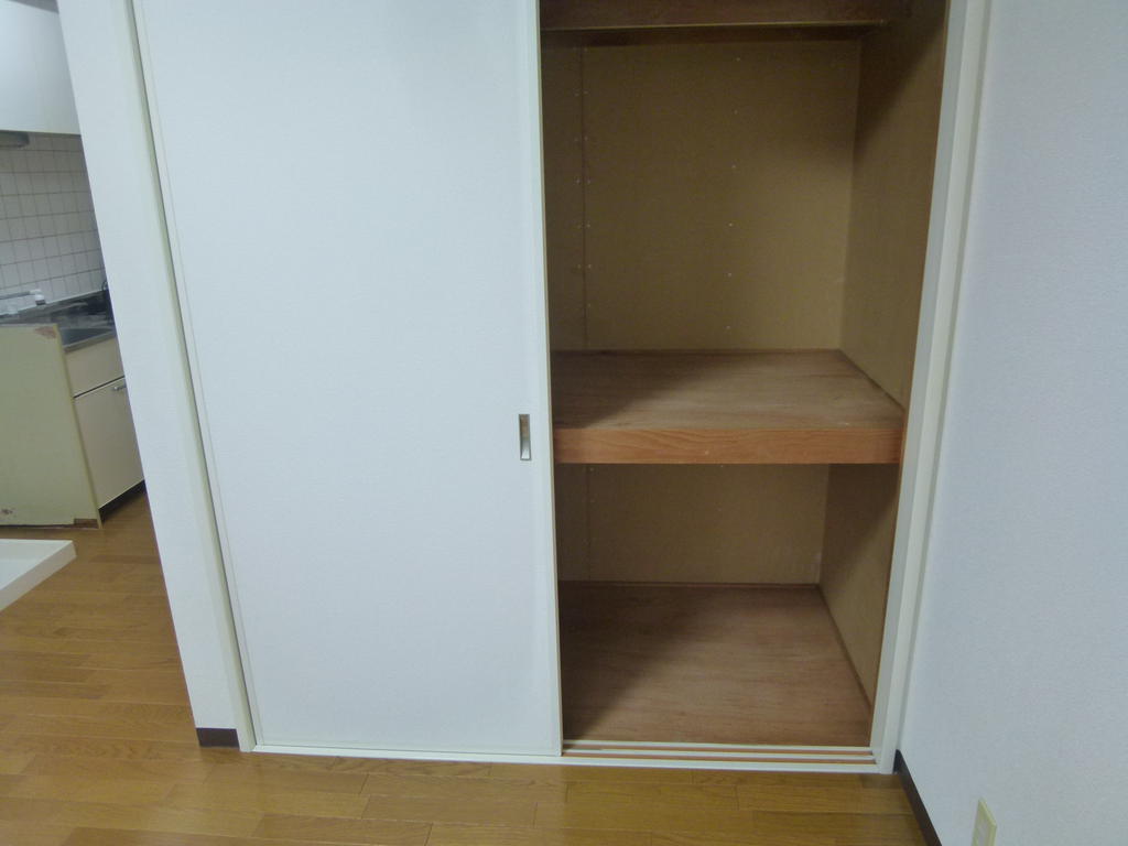 Receipt. Western-style storage space