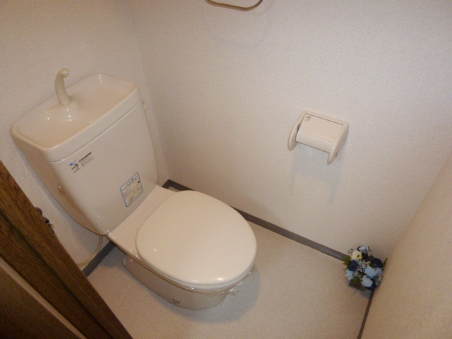 Toilet. The image is a separate room in the same property. It will honor the current state. 