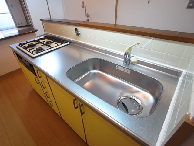 Kitchen. Sink top plate new replaced.