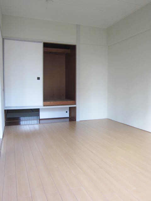 Other room space. South was renovated in Western-style