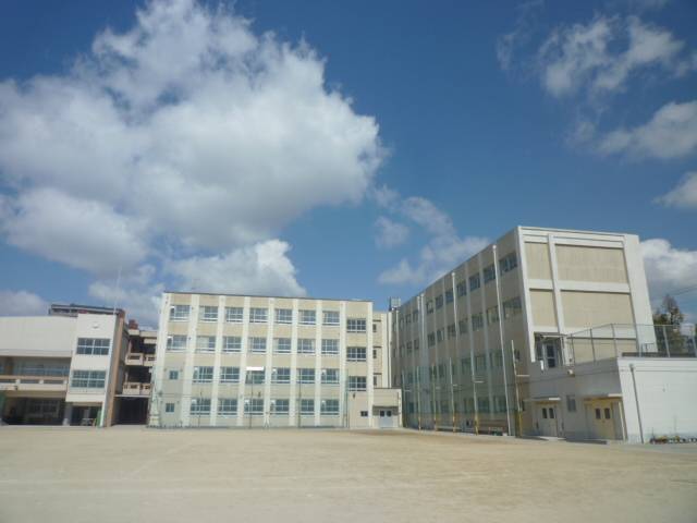 Primary school. Tashiro to elementary school (elementary school) 670m