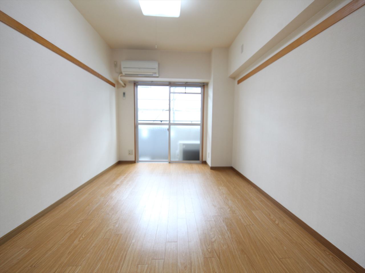 Living and room. Western-style 8 pledge Air conditioning ・ With lighting Corner room Facing south