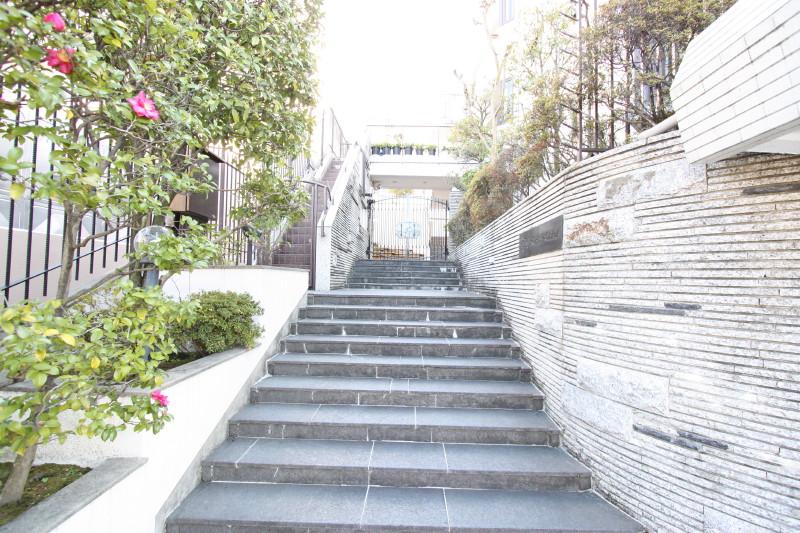 Local appearance photo. To the building entrance