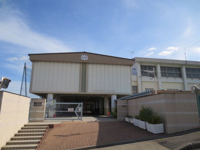 Junior high school. Municipal Inokoishi until junior high school (junior high school) 590m