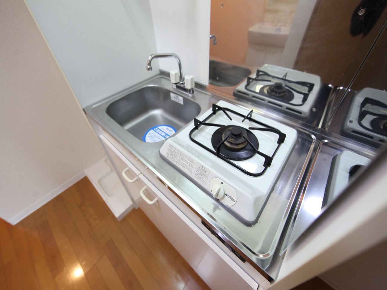Kitchen. Gasukitchin refrigerator ・ Range, etc. You can offer