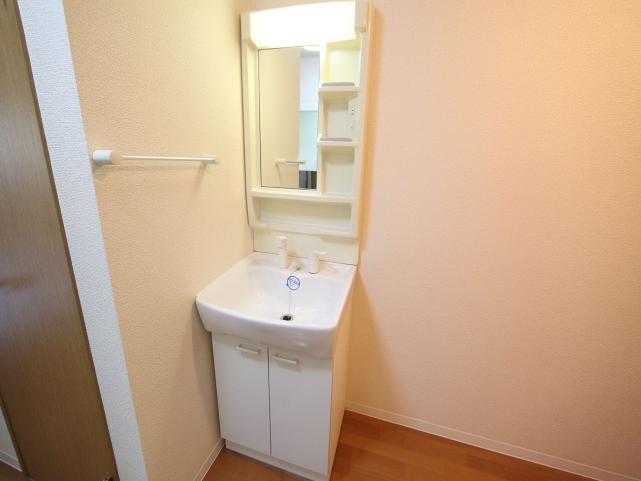 Washroom. Independent washbasin (with shampoo dresser)