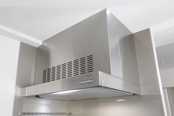 Kitchen.  [Same hourly wage exhaust type range hood] Adopt the same hourly wage exhaust type range hood to perform the air supply in conjunction with the exhaust. Excellent ventilation efficiency, Phenomenon wind noise and the entrance door from the sash such as "heavy" and also reduce (same specifications)