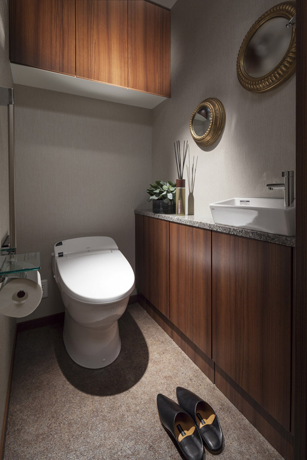 Toilet.  [Tank-less automatic toilet] Automatic opening and closing ・ Adopt a multi-functional toilet, such as automatic cleaning. Also, Hand wash counters and wood grain with natural stone has also been installed beautiful hanging cupboard (Ht type model room)