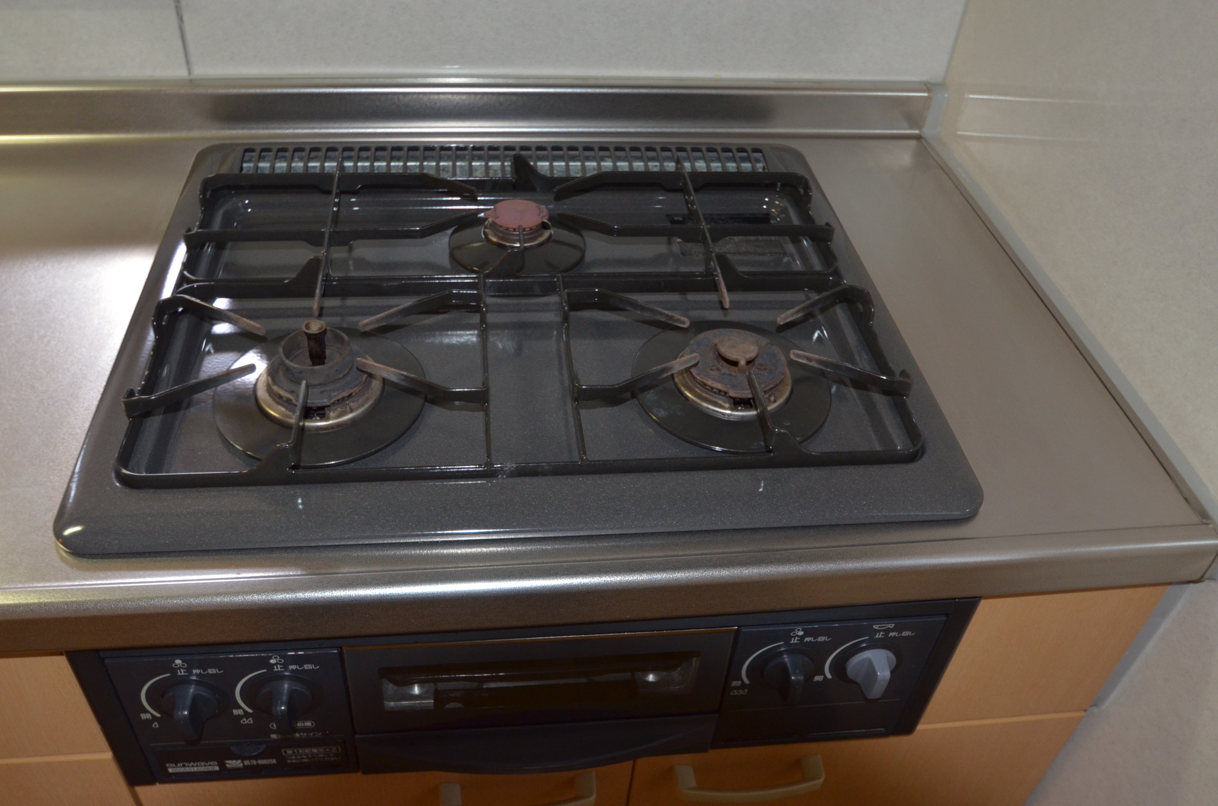 Kitchen. 3-burner stove