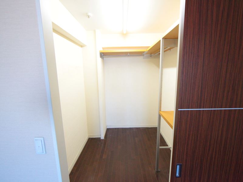 Receipt. Walk-in closet