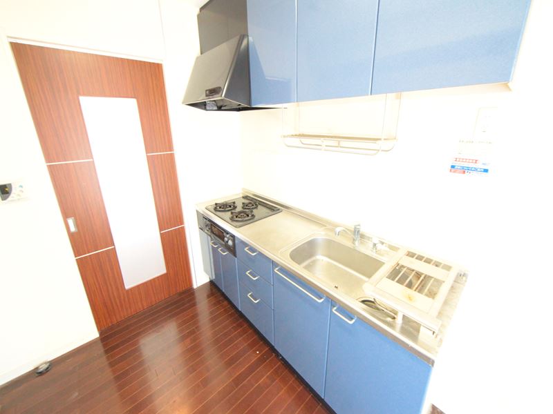 Kitchen. System kitchen (gas 3-burner stove ・ With grill)