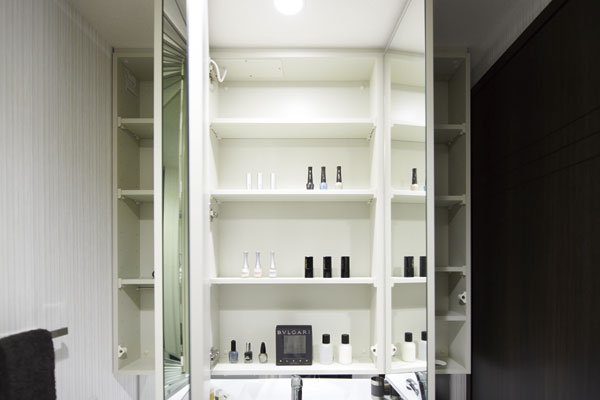 Bathing-wash room.  [With storage three-sided mirror] Adopt a three-sided mirror with a large storage on the back. It can be stored to hide such as Komakai cosmetics, Also fits neat appearance (same specifications)