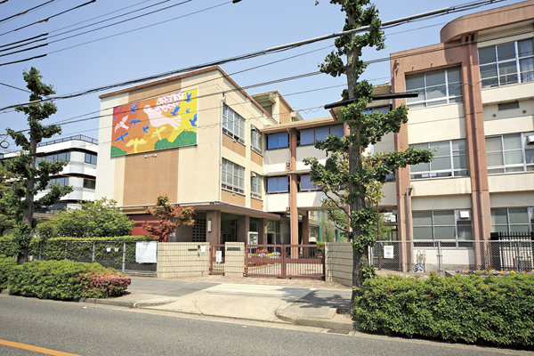 Surrounding environment. Nagoya Municipal Imaike junior high school (8-minute walk ・ About 630m)