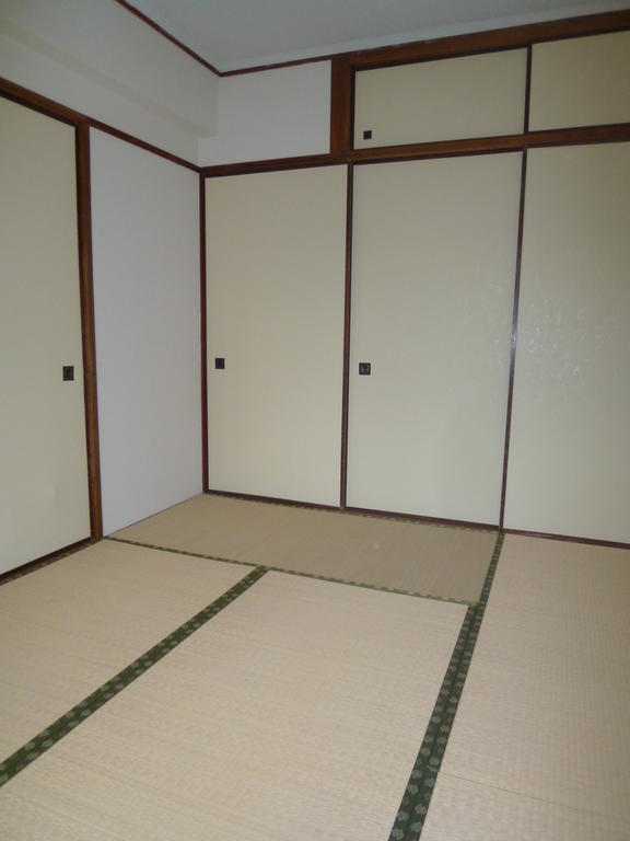 Other room space. Japanese-style room 6 Pledge Facing south Storage room