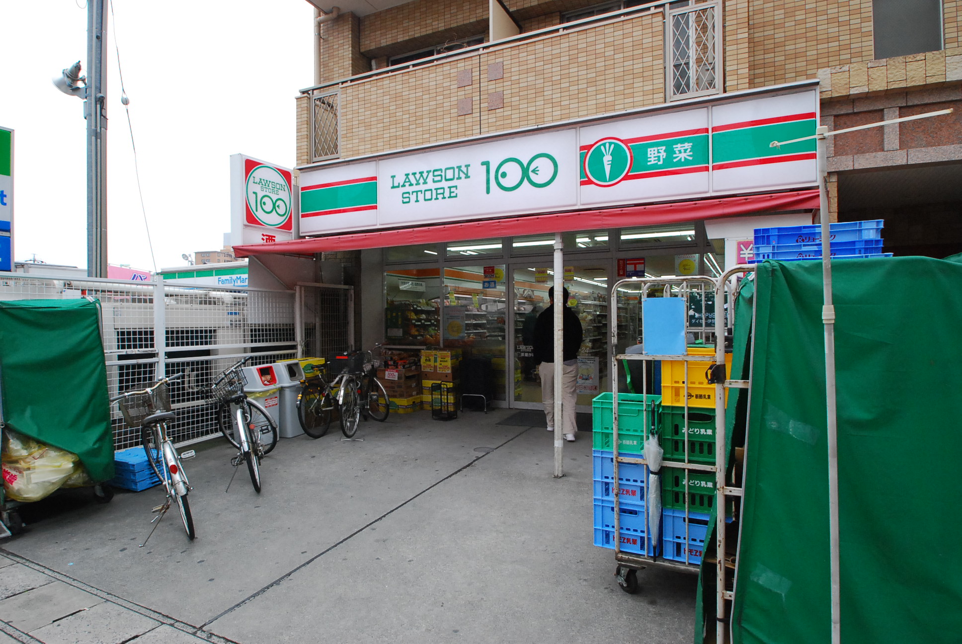 Convenience store. STORE100 Chayagasaka Station store up to (convenience store) 177m
