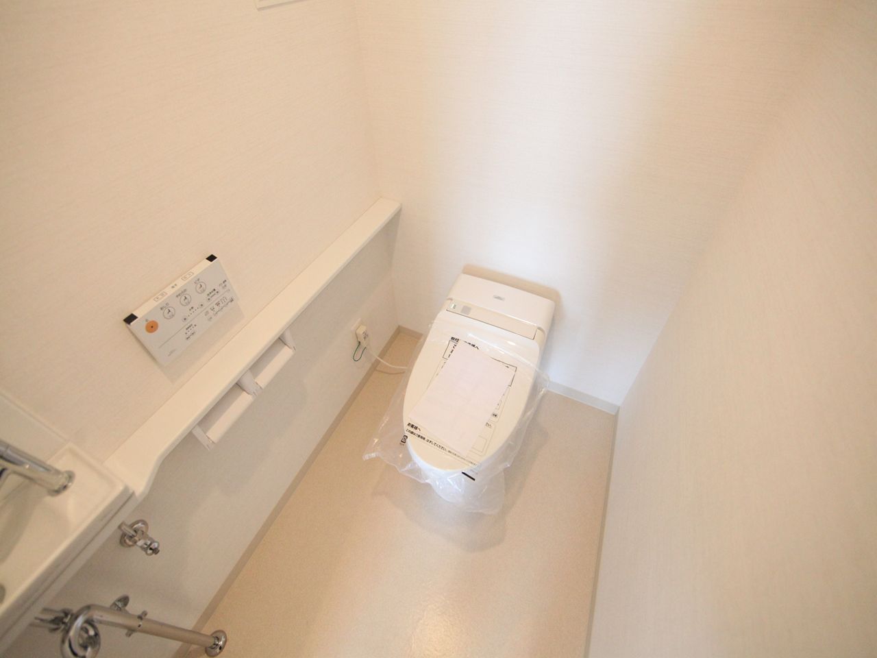 Toilet. Toilet (warm water washing toilet seat ・ With hand-wash wash basin)