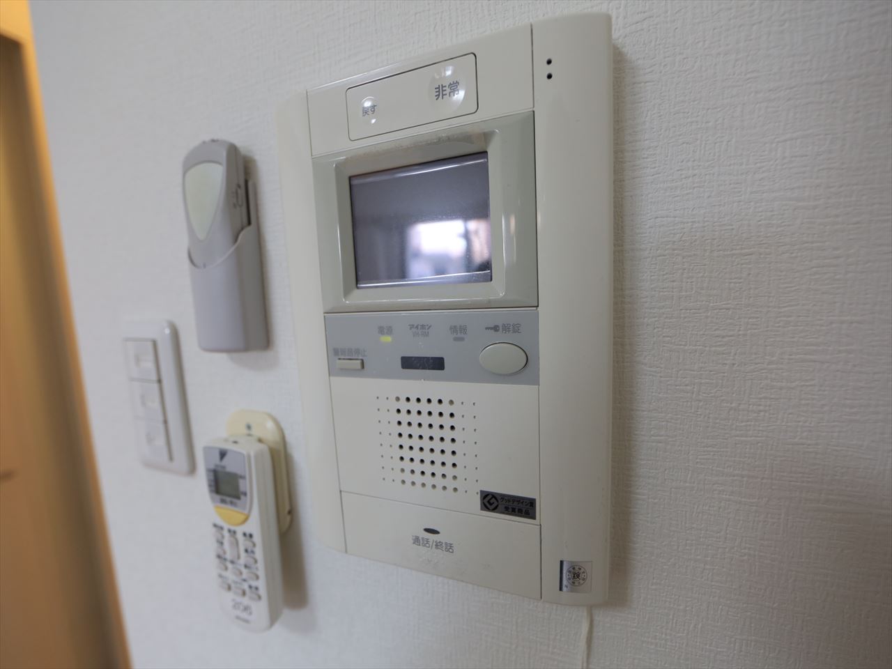 Security. Intercom with TV monitor (with auto-lock)