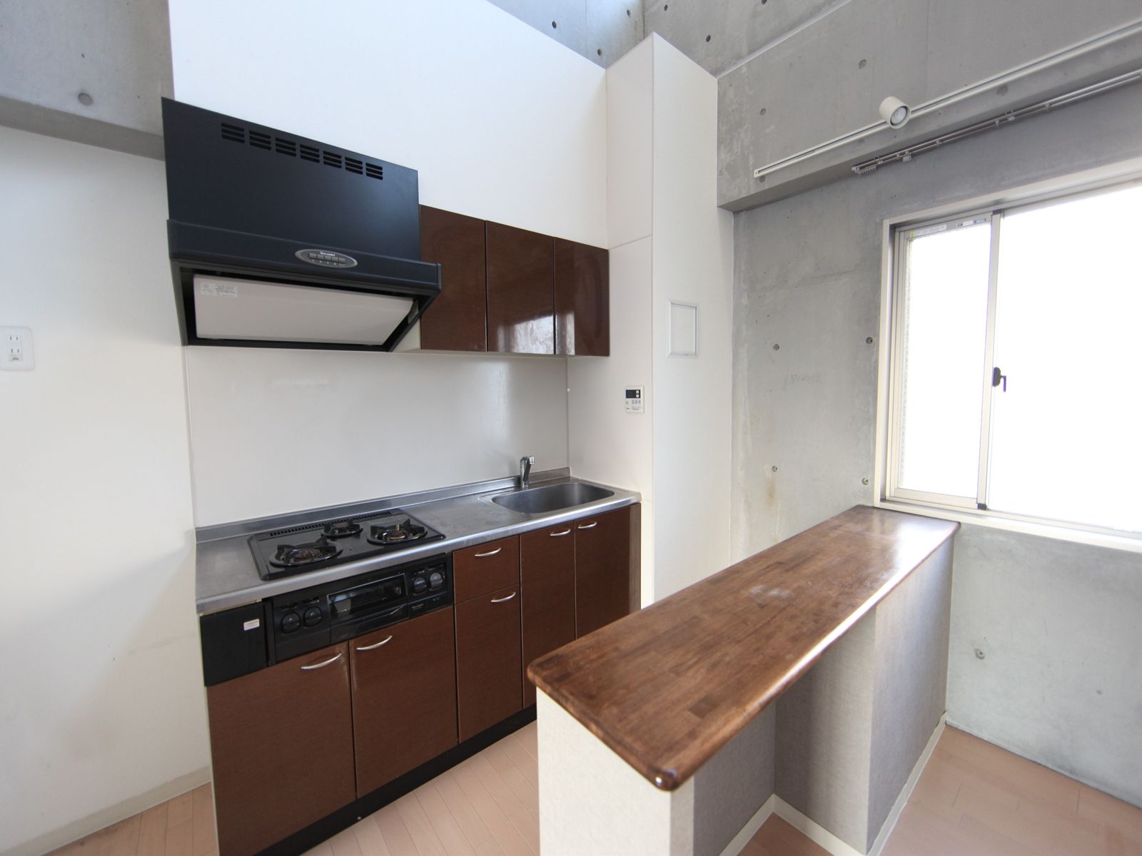 Kitchen. System kitchen (gas 3-burner stove ・ With grill)