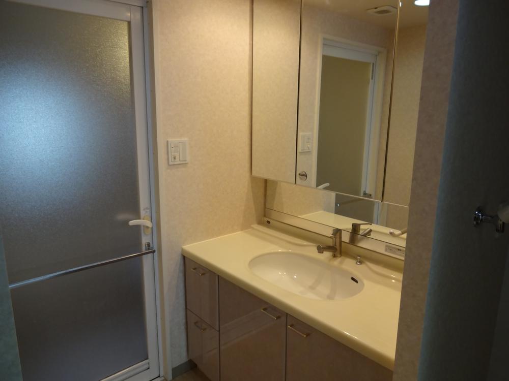 Wash basin, toilet. Wash basin