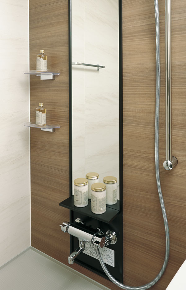 Bathing-wash room.  [Vertical line frame mirror] Bright and easy to see the vertical line frame mirror. Based counters and Curran also border the same color of black is used, And it has a sense of unity in the vertical direction (same specifications)