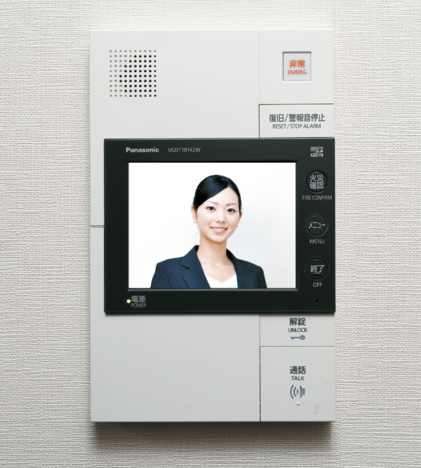 Security.  [Security intercom with digital color monitor] Upon sensing the fire alarm and the imposition of emergency push button, With sound an alarm, And automatically reported to the security company. Also, You can check the entrance and before dwelling unit entrance the visitor with a color monitor (same specifications)