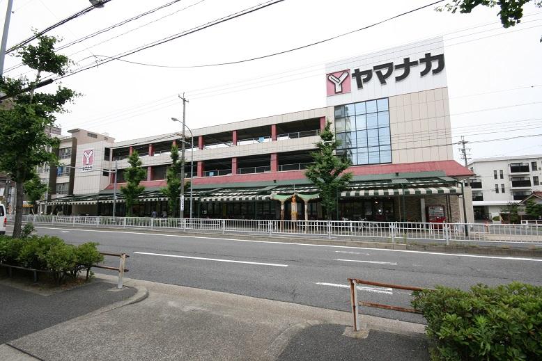 Supermarket. Yamanaka 840m nearest super until Yasuda store is also substantial parking. 