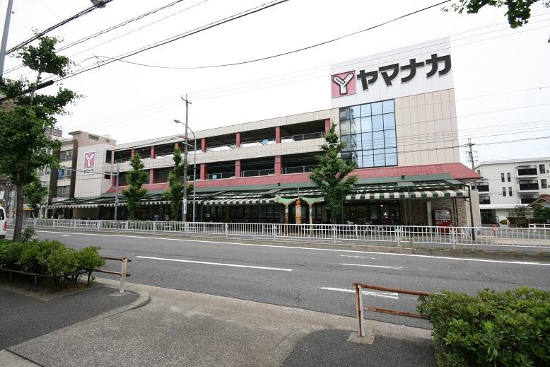 Supermarket. Yamanaka 840m nearest super until Yasuda store is also substantial parking.