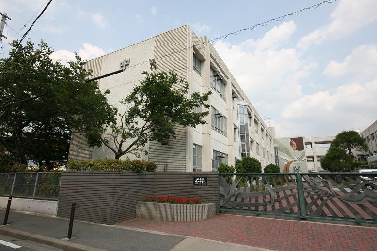 Junior high school. Shiroyama junior high school with a history and tradition of 1300m 1947 founding until junior high school.