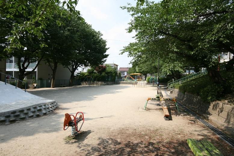 park. MinamiAkira there is a park with a playground equipment is in 135m project to the park, Also play in healthy young children.