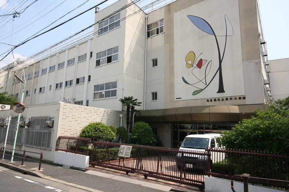 Primary school. Tashiro Elementary School with a 1100m Meiji six years opened history and tradition to elementary school.