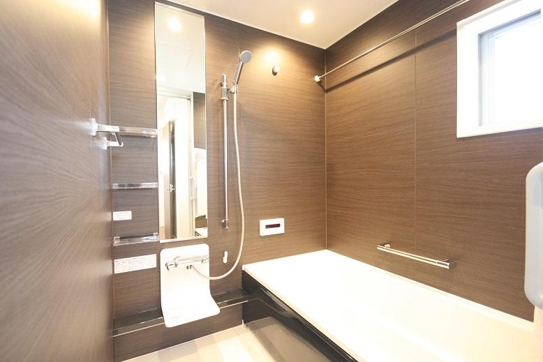 Bathroom. Comfortable bathroom that to heal the fatigue of building F bathroom one day. Put together with the child in a large tub. Thermal insulation ・ Bathroom of barrier-free specification. With ventilation drying heating function. Indoor (11 May 2013) Shooting