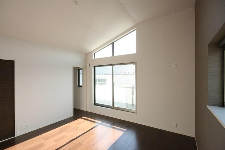 Non-living room. F Building bedroom gradient ceiling directed the open space, Study corner, Walk-in closet is the bedroom to fulfill your dream couple of which were also provided. Indoor (11 May 2013) Shooting