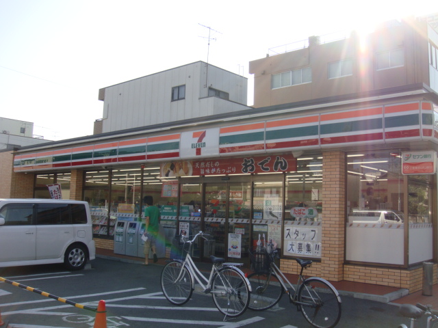 Convenience store. 663m to Seven-Eleven (convenience store)