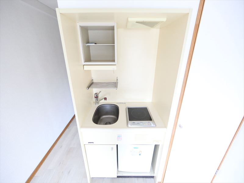 Kitchen. Kitchen (IH1-burner stove)