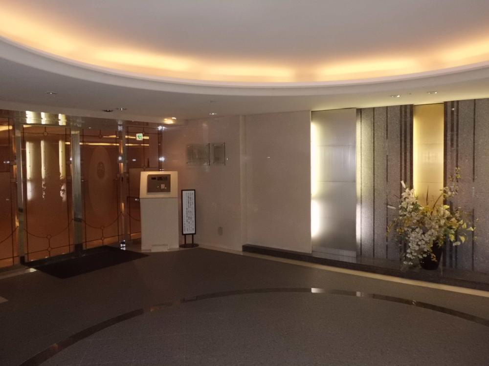 Entrance. Common areas