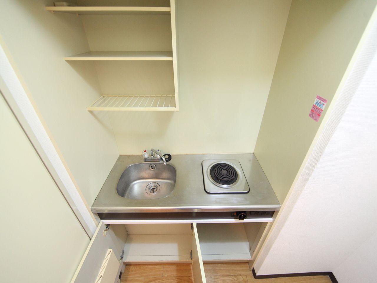 Kitchen. Kitchen (electric stove) Storage rich have