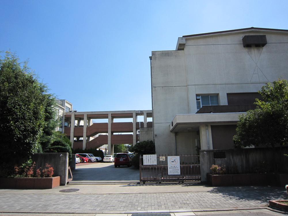 Junior high school. 177m to Nagoya Municipal Wakamizu junior high school
