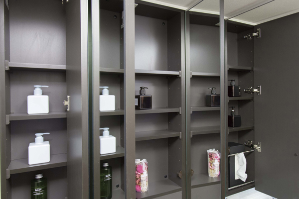 Bathing-wash room.  [Three-sided mirror housing] Three-sided mirror that fogging heater in the mirror (center only) has been built. On the back side of the storage space, Dismissed and tidy small items such as cosmetics and toiletries, There are also some other tissue box space (same specifications)