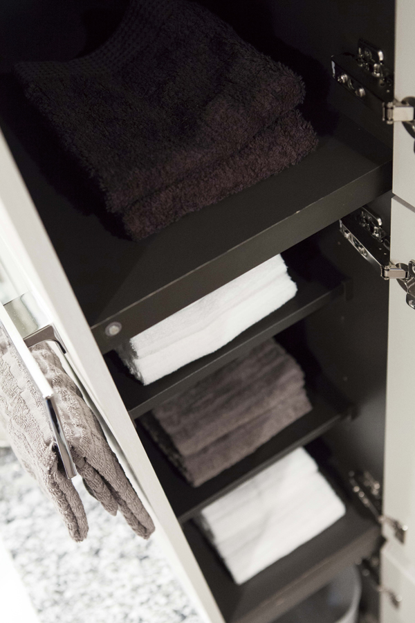 Bathing-wash room.  [Linen cabinet] Set up a convenient space for storage, such as towels. It is a reasonable storage that stash in place to use (the same specification)