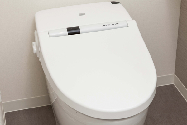 Toilet.  [Low silhouette integrated toilet] Without taking space, Washlet adopt an integral toilet difficult antibacterial specifications attached also dirt. Cleaning function, Heating toilet seat, etc. various functions are also provided (same specifications)