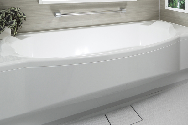 Bathing-wash room.  [Low-floor bathtub ・ Bathroom handrail] So that you can comfortably use in people and children of the elderly are concerned about the legs, Height low-floor bathtub and bathroom handrail that was reduced to about 45cm the straddle has been adopted (same specifications)