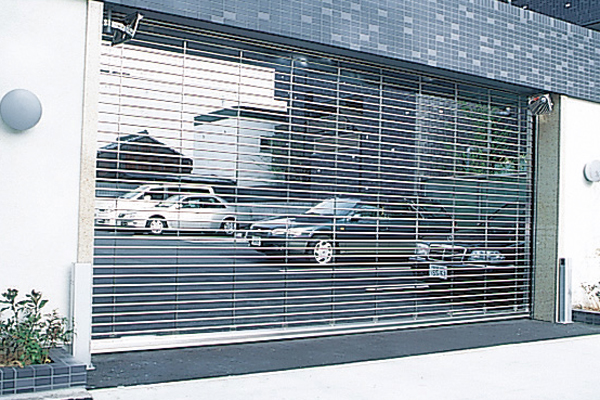 Common utility.  [With shutter gate parking] Installing a shutter gate that can be opened and closed by remote control in the entrance of the parking lot. Prevent suspicious person of intrusion, Will be safety important car (same specifications)