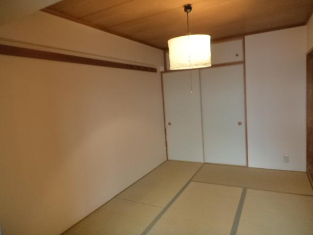 Non-living room. About six quires of Japanese-style room. Indoor (12 May 2013) Shooting