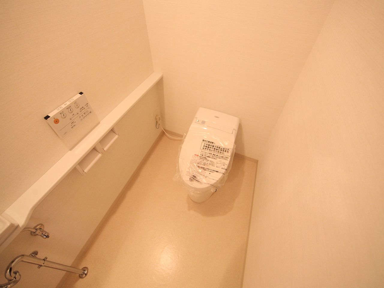 Toilet. Toilet (warm water washing toilet seat ・ With hand-wash wash basin)