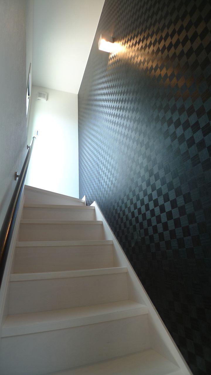Same specifications photos (Other introspection). Stair parts are with accent wall.