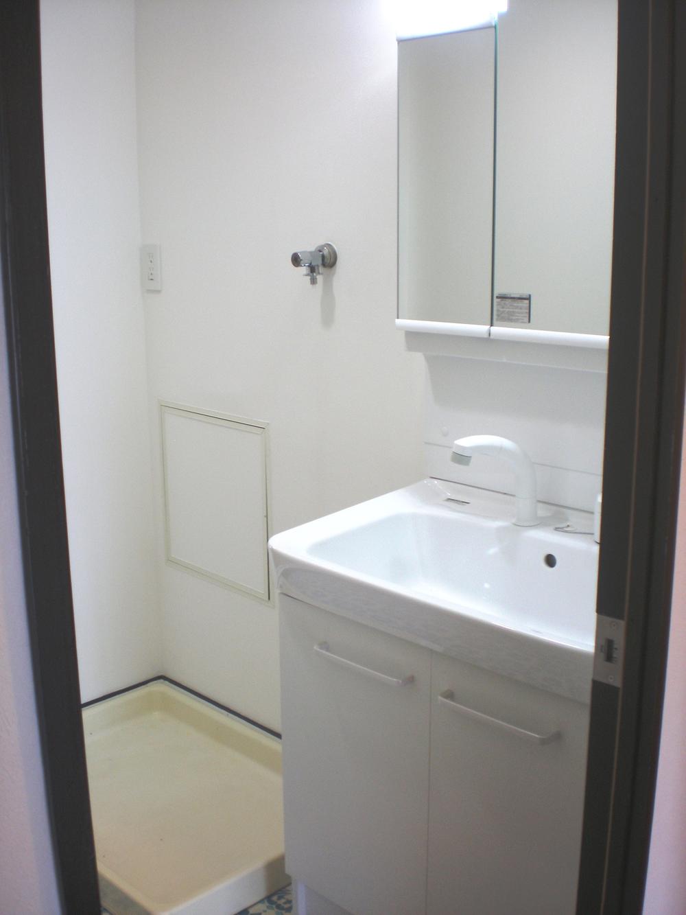 Wash basin, toilet. Wash basin with storage