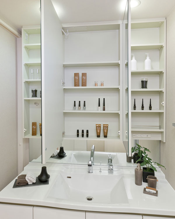 Bathing-wash room.  [Bathroom vanity] Convenient hand shower faucet and three-sided mirror anti-fog heaters telescopic, Three-sided mirror back cabinet, Artificial marble top plate, Is a health meter storage space, such as a comfortable feature is packed (same specifications)