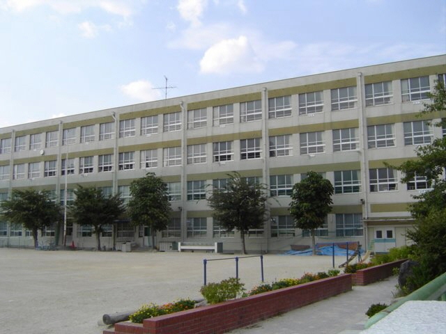 Primary school. 900m to Higashiyama elementary school (elementary school)