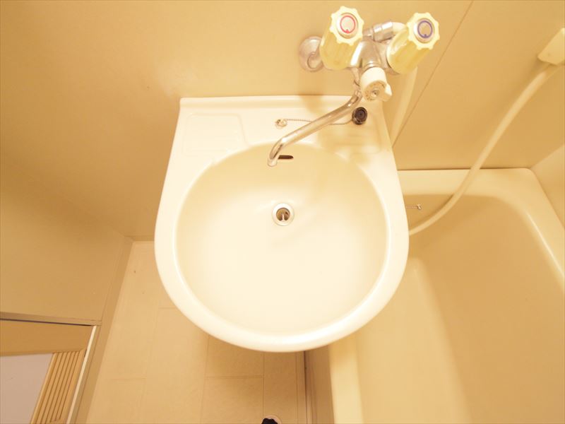 Washroom. Wash basin