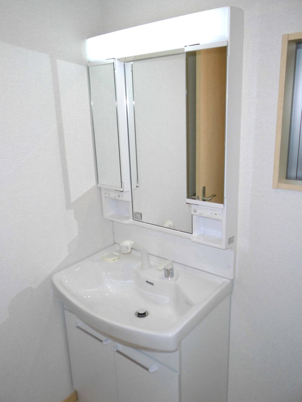 Wash basin, toilet. 1 Building (December 2013) Shooting